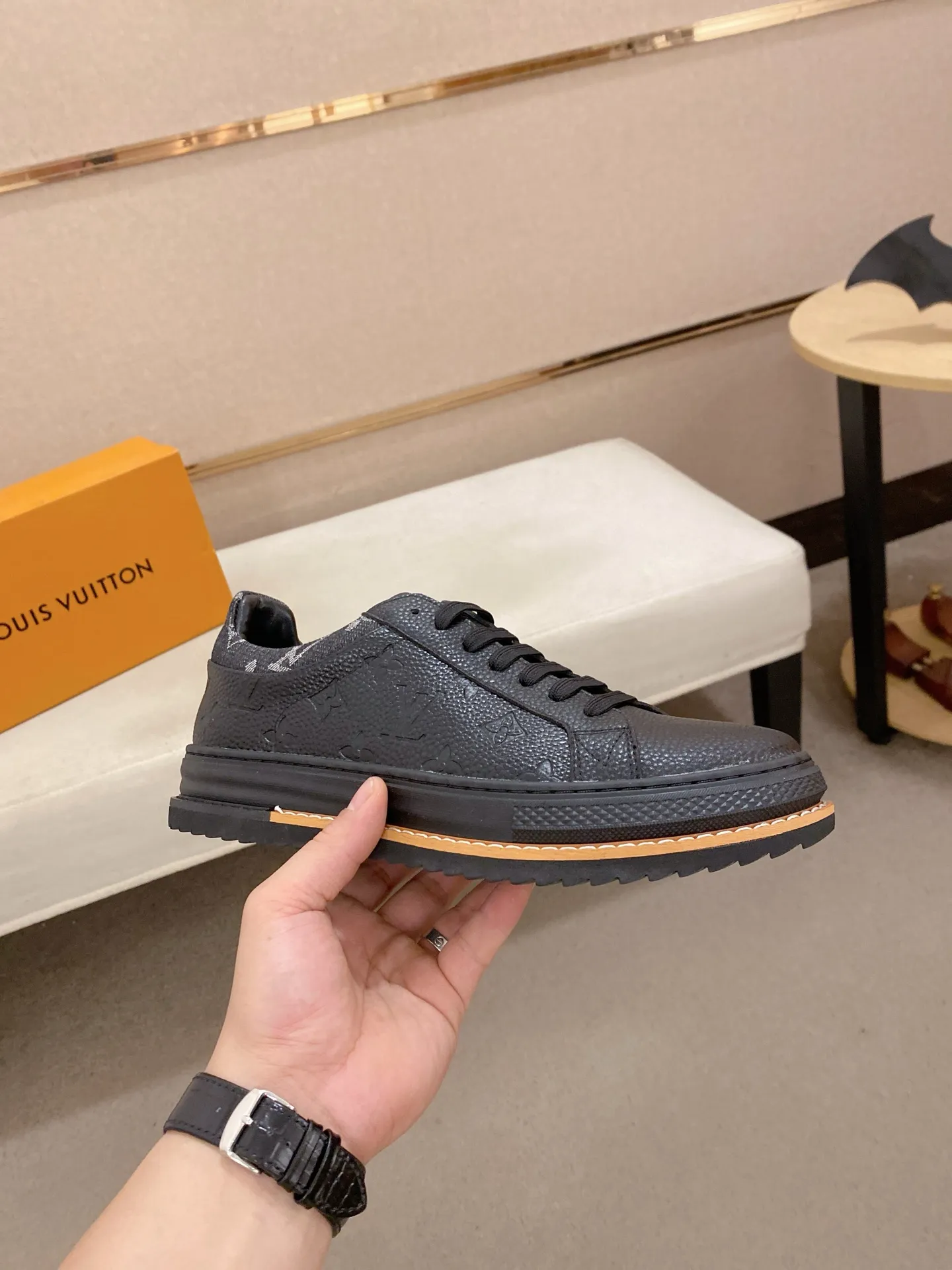 Men's shoes💰 420💰louis vuitton (Louis Vuitton/lv)🔍🔍The new counters are on sale at the same time. The uppers are imported from Italy. ⃣️Re-engraved🇮🇹💪💪, ⚠Sole: The original sole is specially provided by the original factory, the exclusive movable molded sole is super comfortable, ⚠Original and single goods 🔍high quality, you can enter and leave the counter at will, welcome to compare⚠. Code number: 38-44 (45/customized, non-refundable)